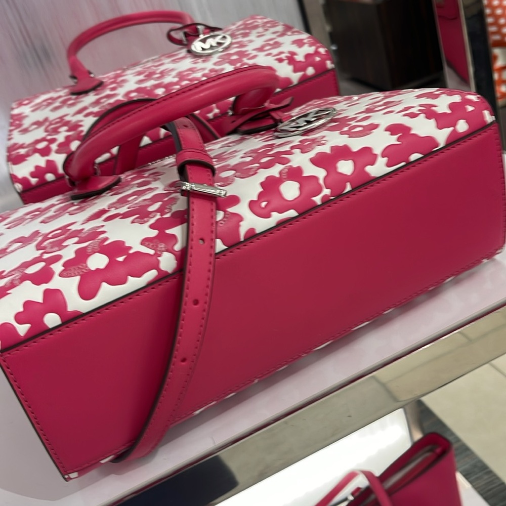 Michael Kors Sheila Medium Sequined Floral Print CZ Satchel
Dragofruit
NWT - Picture 5 of 16